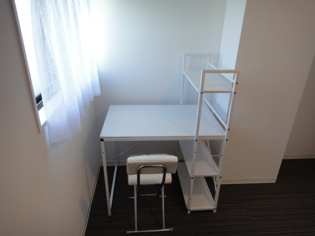 Other room space. In addition to pre-installed bed desk in a private room