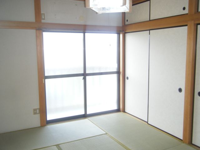 Living and room. There is a veranda in the Japanese-style room
