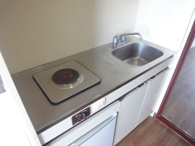 Kitchen. With electric stove