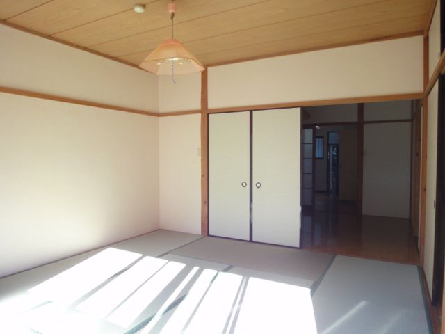Living and room. Japanese-style room is wide there is also 8 pledge