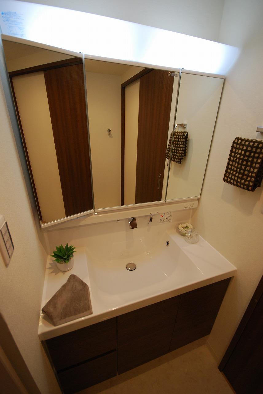 Wash basin, toilet. Indoor (12 May 2013) Shooting