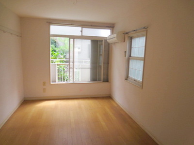 Living and room. Room air-conditioned ・ Easy to be ventilated because the window is attached two
