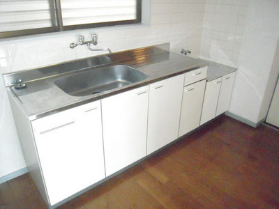 Kitchen. Two-burner gas stove can be installed