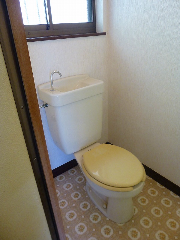 Toilet.  ◆ It is good for is not ac- cumulate smell because it Katsui window ◆