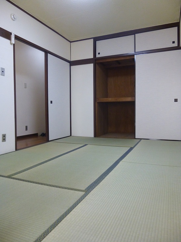 Living and room.  ◆ Closet of the Japanese-style room will go a lot have also attached upper closet ◆