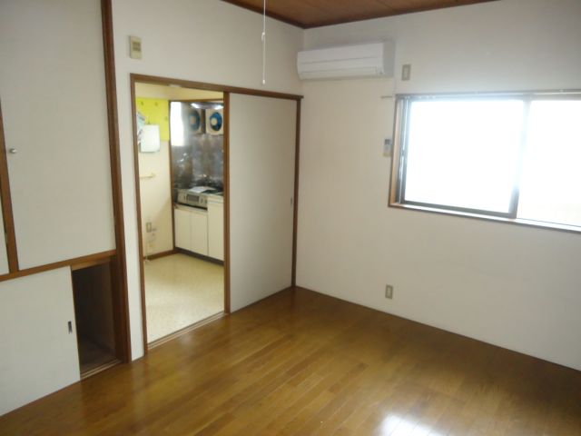 Living and room. It is a popular corner room. 