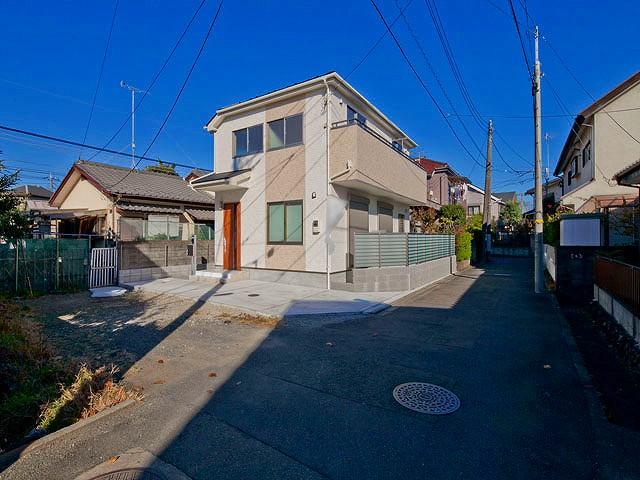 Local photos, including front road. Local (11 May 2013) Shooting