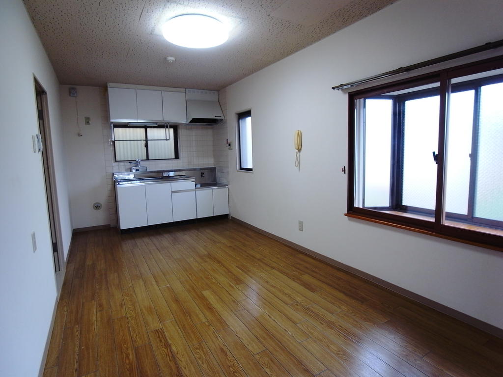 Living and room.  ◆ Living room with a bay window