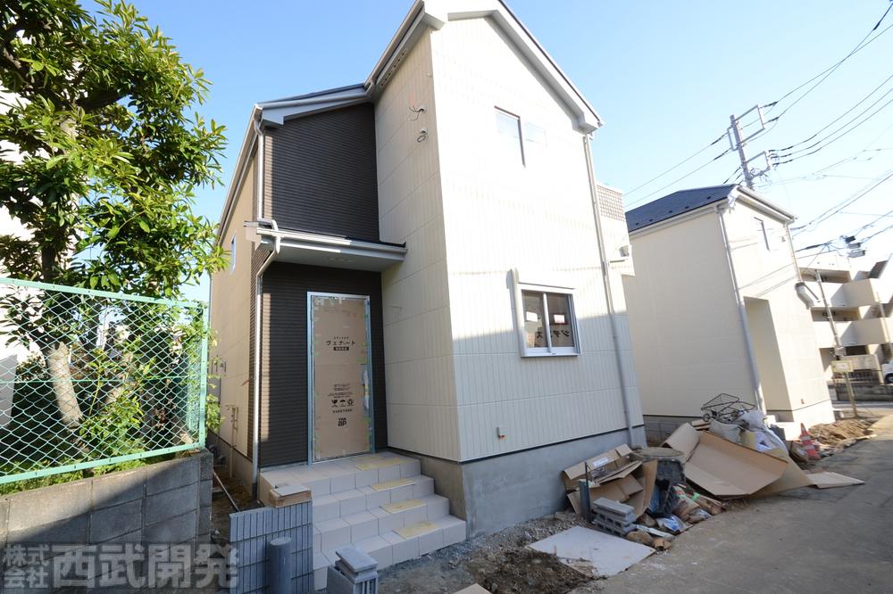 Local photos, including front road. Local (11 May 2013) Shooting 1 Building