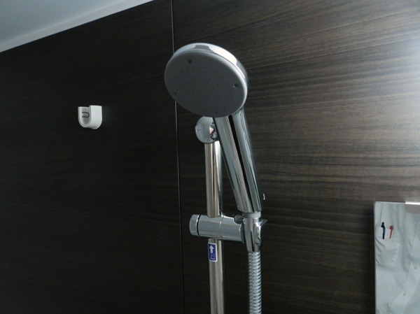 Bathing-wash room.  [Slide shower bar] The height of the shower ・ Angle has installed an adjustable slide bar.