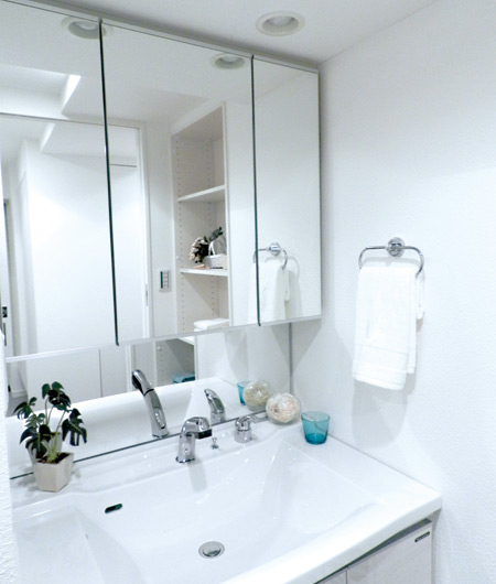Bathing-wash room.  [Dressing room] And a convenient three-sided mirror and care to suit mirror easy to square type wash basin, Abundant storage. Specification is friendly at any time comfortably use family.