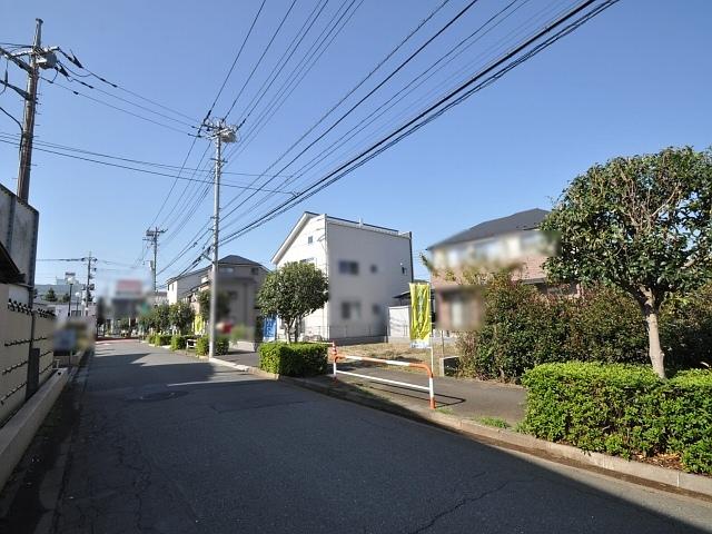 Local photos, including front road. Shiraitodai 3-chome local landscape