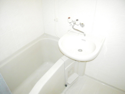 Bath. Convenient washbasin