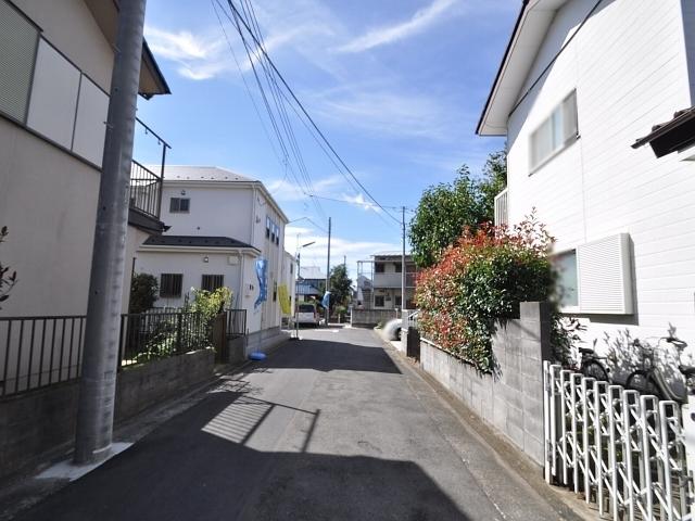 Local photos, including front road. Fuchu Yotsuya 1-chome contact road