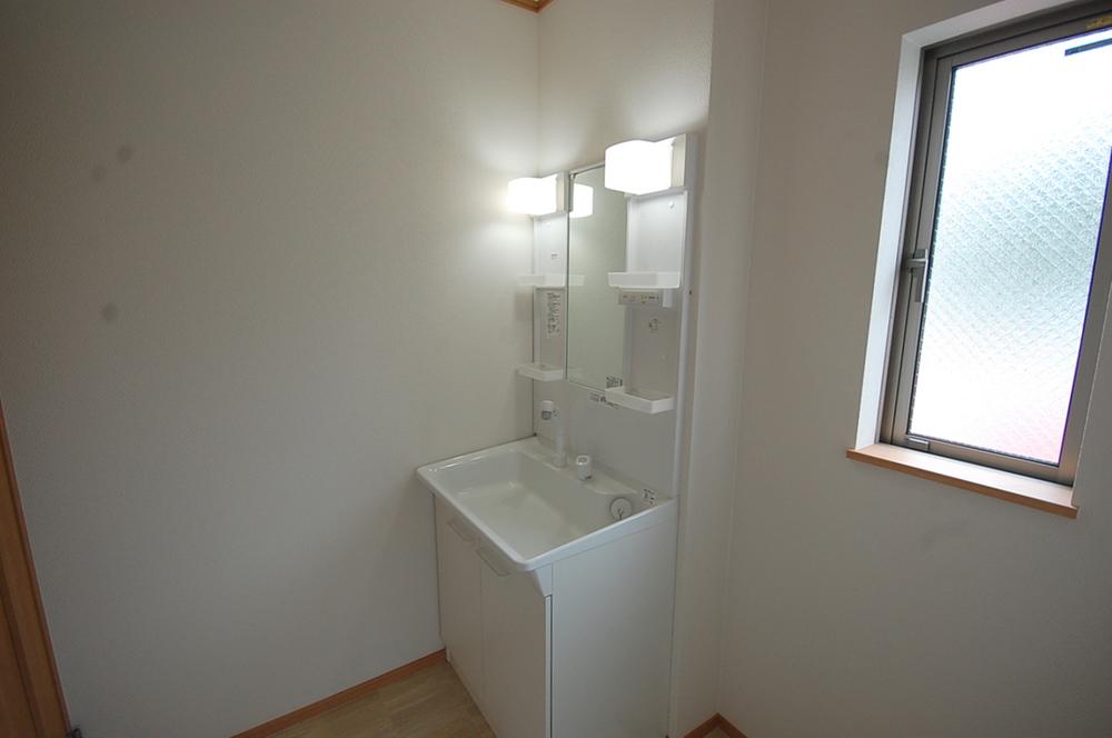 Wash basin, toilet. Local (10 May 2013) Shooting