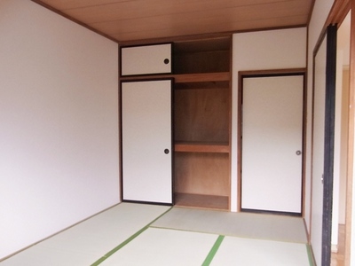 Living and room. It is south-facing Japanese-style room