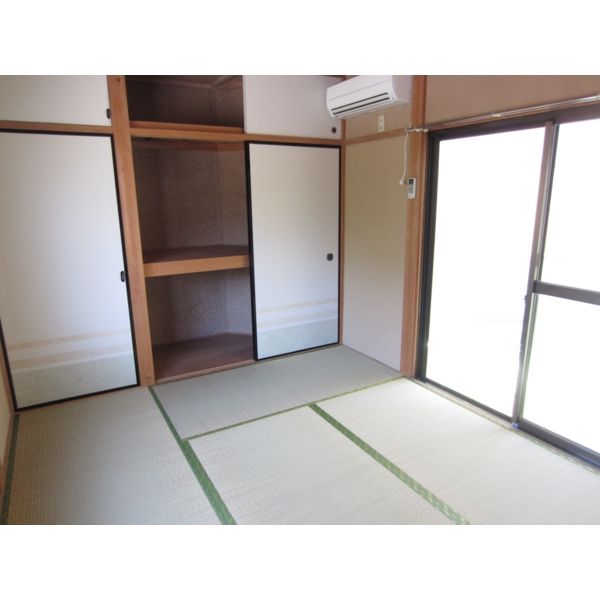 Other room space. Storage enhancement of bright Japanese-style