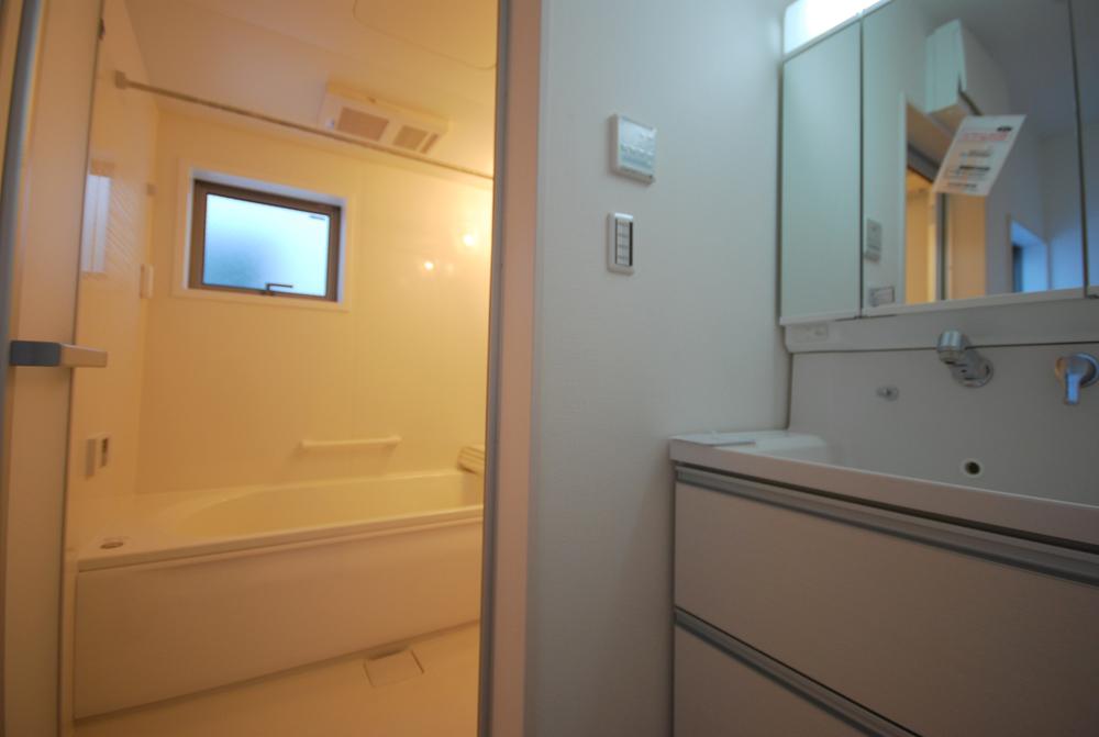 Wash basin, toilet. Indoor) Shooting