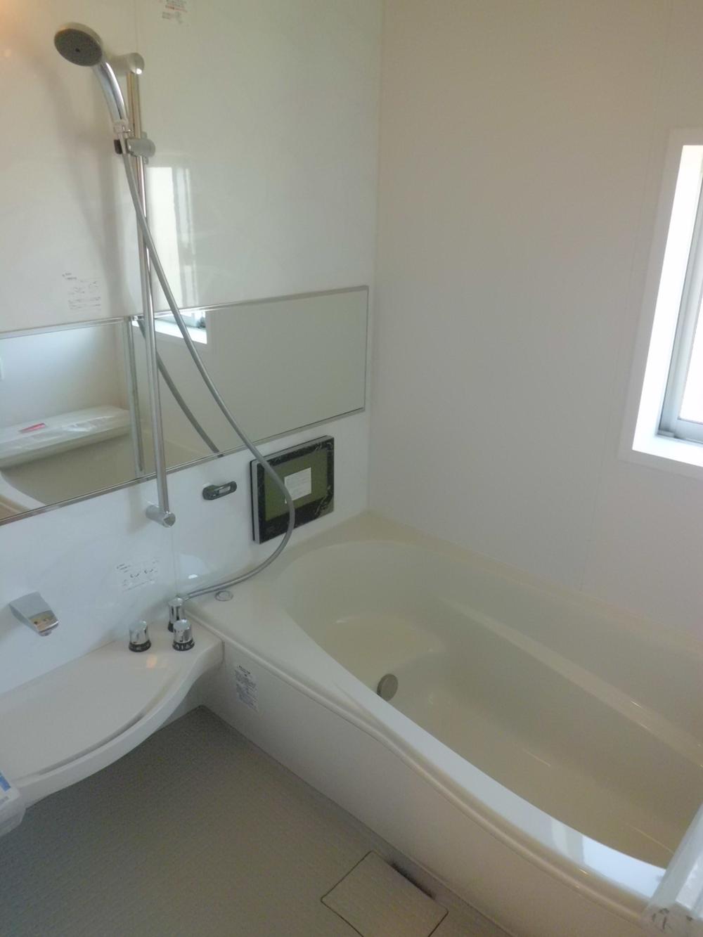 Other Equipment. Adopted FRP bathtubs and bathroom drying heater. Laundry will not dry out even on rainy days.