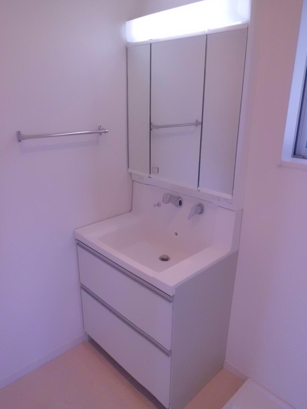 Other Equipment. 750mm size of shampoo dresser is with & triple mirror.