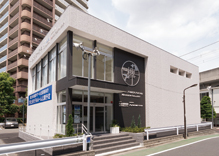 Mansion Gallery is located steps away past the construction site of a 3-minute walk from Keio "Fuchu" station south exit. Because there is not available in the private car park, Make the use of as much as possible public transport, Please your visit.