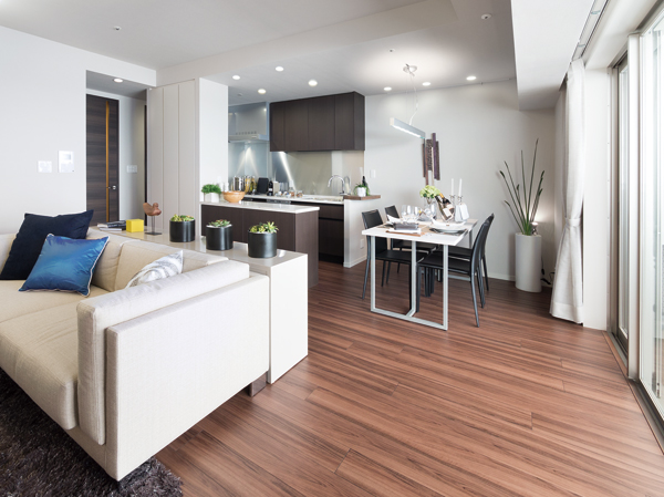 Kitchen with island counter is provided that housework efficiency is up. In the dining room, which is provided on the south side, I want to enjoy a meal while feeling plenty of sunshine