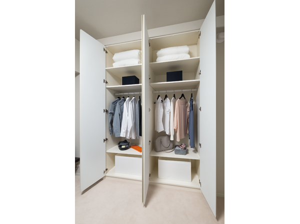 Western-style (1) in the installed twin closet. Or use one by one couple, For weekdays ・ Or divided into for the holiday, How to use it freely. Plenty of happy can be stored