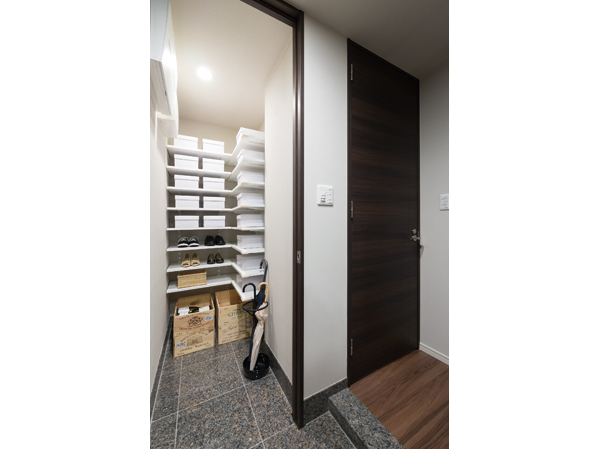 Shoes-in closet, which is provided to the entrance is placed a movable shelf, Not only shoes and umbrella, Golf bags and skis, Indoor keeping such as outdoor goods can also housed items that a little anxious