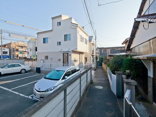 Local photos, including front road. Location