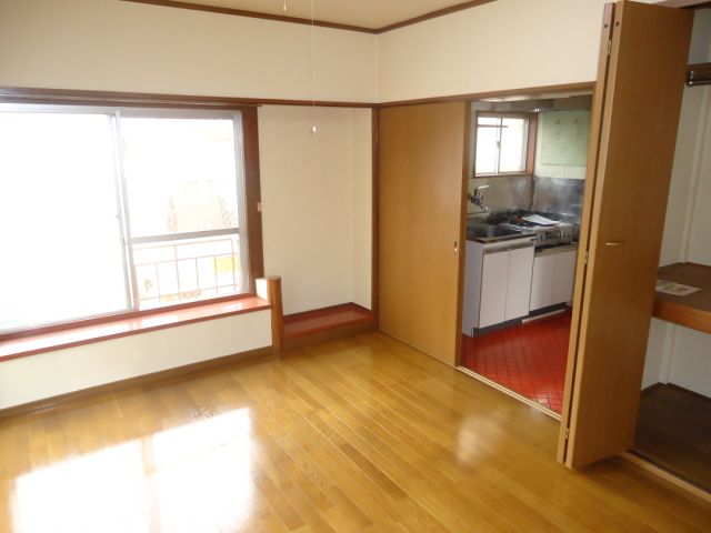 Living and room. It is a popular corner room. 