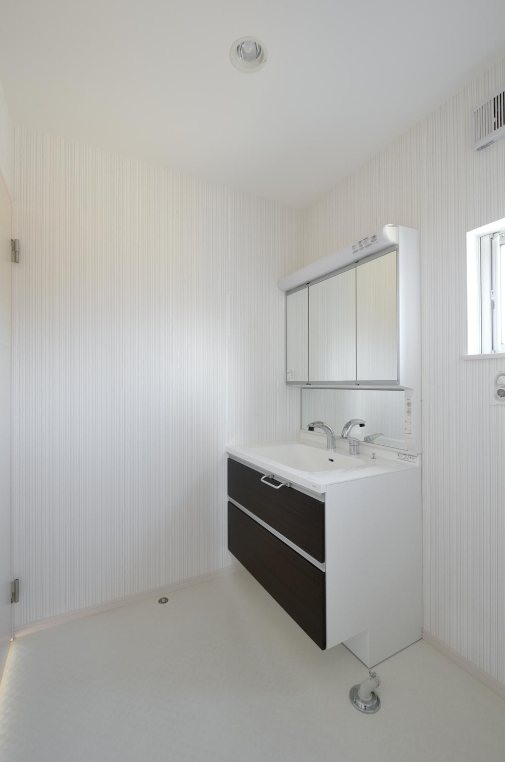 Wash basin, toilet. Width 90 cm vanity (same specifications)