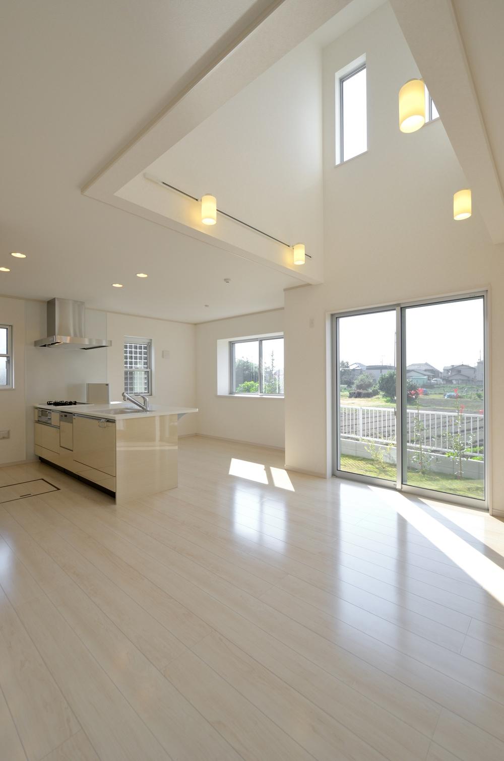 Same specifications photos (living). Bright living room