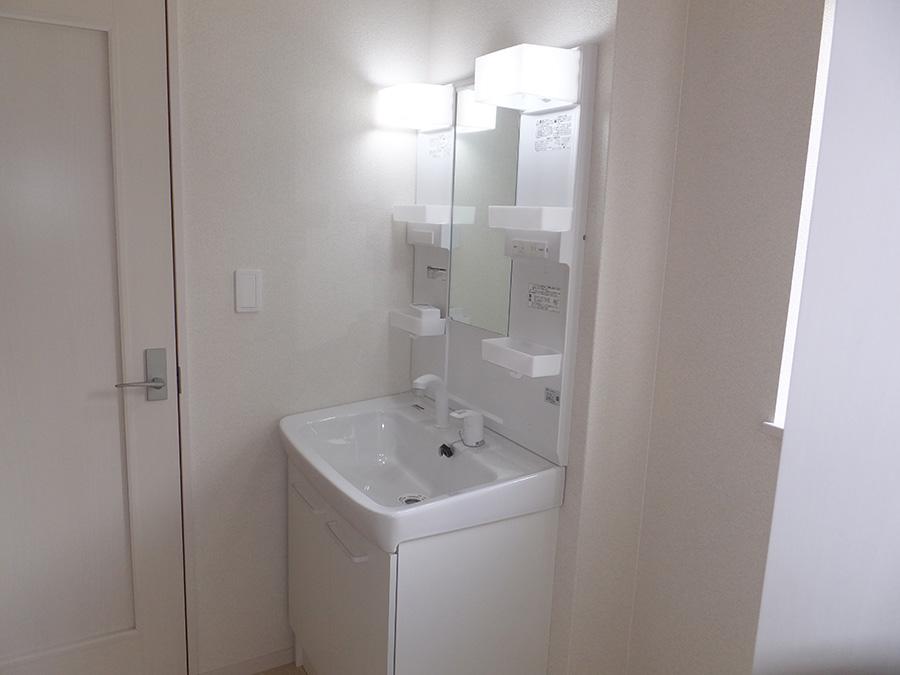 Wash basin, toilet. Indoor (10 May 2013) Shooting