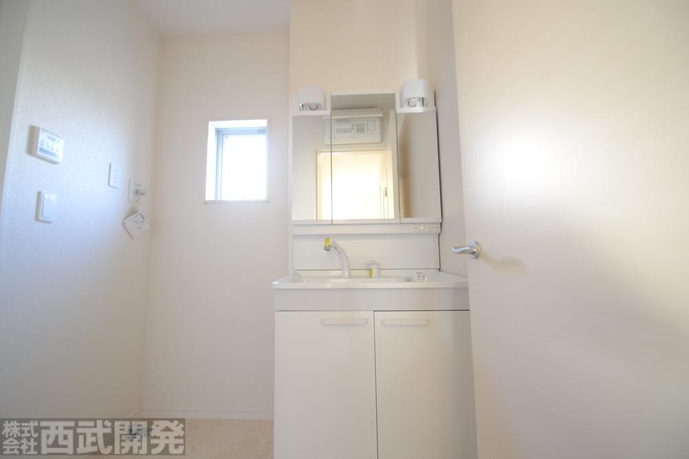 Wash basin, toilet. Shampoo dresser ・ Three sides with mirrors