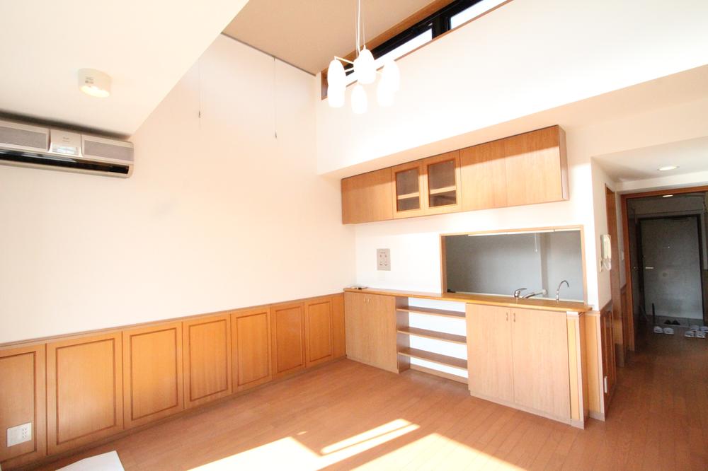 Living. top floor! Southeast Corner Room! Exposure to the sun ・ Ventilation is good