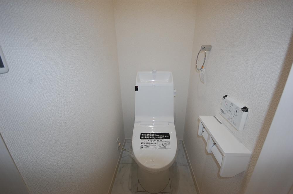 Toilet. Indoor (September 2013) Shooting