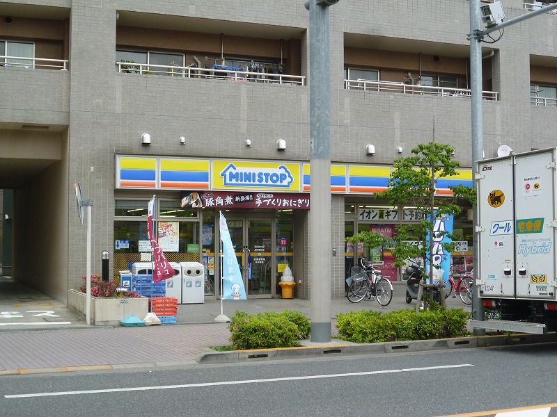 Convenience store. MINISTOP up (convenience store) 132m