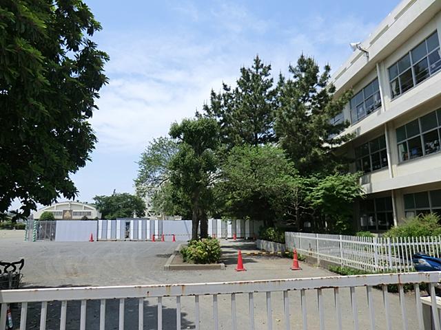 Primary school. 990m to Fuchu Municipal sixth elementary school