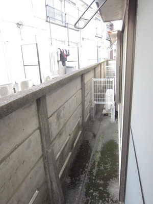 Balcony. Laundry is Jose outside