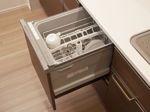 Kitchen.  [Dishwasher] To support the cleaning up of the meal, Energy-saving and water-saving is also compatible. Because you set the dirty dishes just flip a switch, Also born leeway of time.  ※ All Listings amenities are the same specification