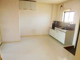 Kitchen. 2-neck is a gas stove can be installed