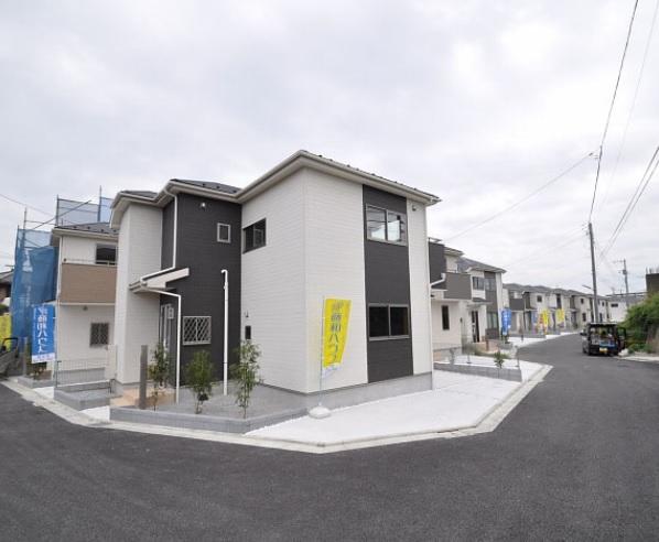 Local appearance photo. All 15 buildings of development subdivision!