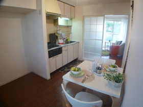 Kitchen. When the model room is a reference photograph