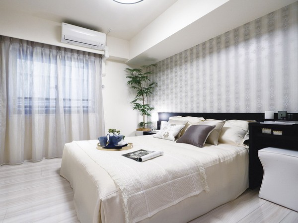  [Western-style (1) / Master bedroom] Western-style facing the service balcony (1), Wide with a space can put a big bed. It will be a space for relaxation make me forget the daily fatigue. In wide closet, Is available a large amount of storage.
