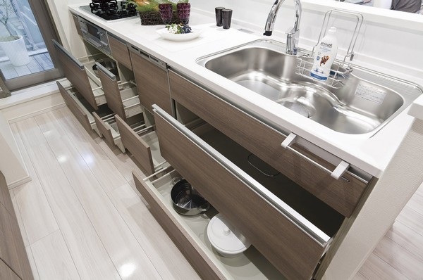  [Puru pit Kitchen] Sticking to the good of the amount of storage and ease of use, Adopt a drawer Style. In the storage of various sizes, You can put together another in and clean applications.