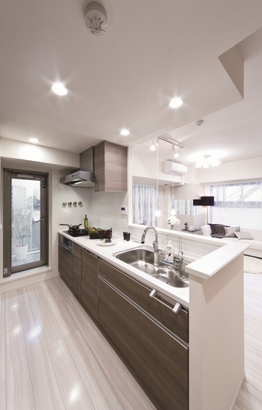  [kitchen] It overlooks the living room from the kitchen, You can do the cooking while looking at the state of the family. Since the low-noise specification sink be able to enjoy the conversation be in the washing is a big attraction.