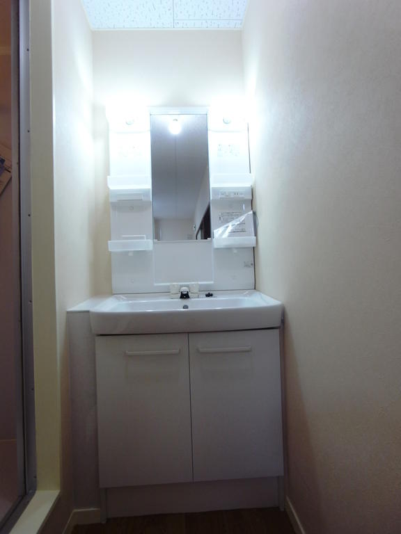Washroom.  ◆ Washbasin new
