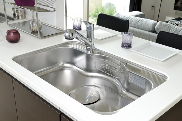 Large sink low-noise type. Also equipped with a faucet integrated water purifier