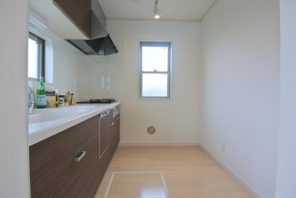 Same specifications photo (kitchen). Seller construction cases