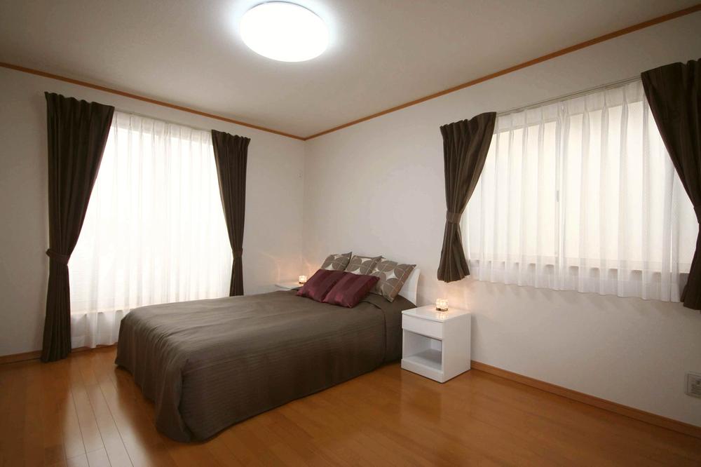 Same specifications photos (Other introspection). Bright bedroom with two faces lighting